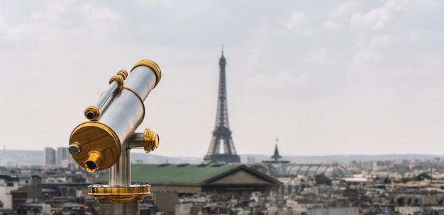 Telescopio con vista sulla Torre Eiffel a Parigi, Francia