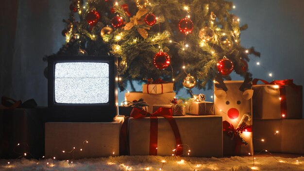 Televisione d'epoca sotto l'albero di Natale