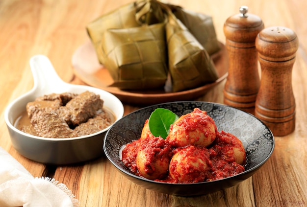 Telur Balado e Rendang hanno servito per accompagnare Ketupat per Eid al Fitr