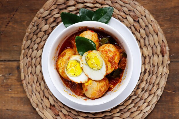 Telur bumbu Bali è fatto con uova sode con salsa piccante