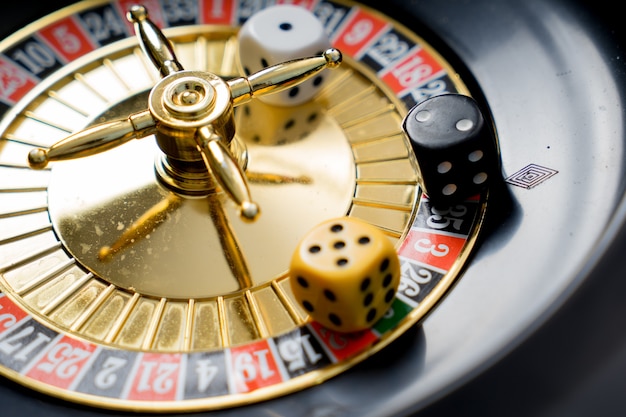 Tema del Casinò d&#39;oro. Immagine ad alto contrasto della roulette del casinò, fiches da poker su un tavolo da gioco