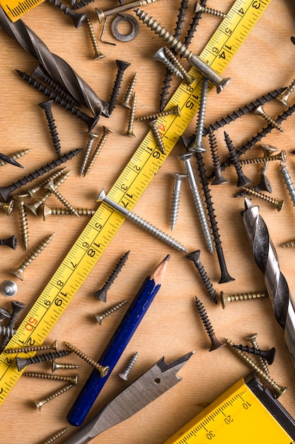 Tema di costruzione. Strumento di lavoro su un legno.