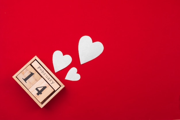 Tema di San Valentino con calendario a blocchi di legno