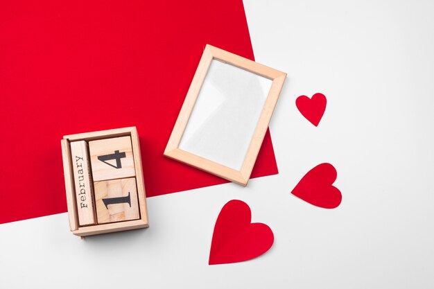 Tema di San Valentino con calendario a blocchi di legno