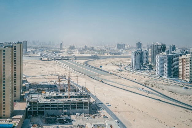 Tema e concetto di architettura. Edifici aziendali in prospettiva. Grande cantiere a Dubai.