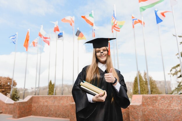 Tema educativo: laureanda studentessa in abito accademico.