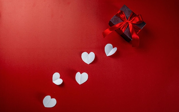 Tema rosso di San Valentino con confezione regalo e cuori di carta