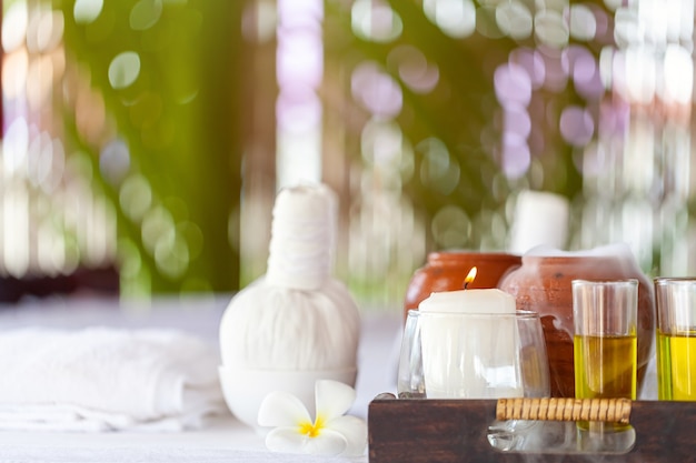 Tema Spa con candele su fondo di legno. Massoterapia per una persona a lume di candela. Trattamento di bellezza spa e concetto di relax.