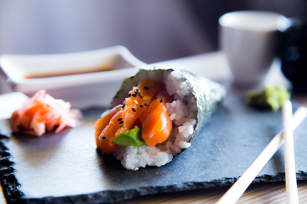 Temaki al salmone. I temakis sono pezzi di sushi a forma di cono.