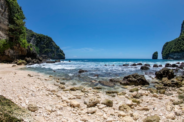 Tembeling Beach e piscina naturale nell'incredibile isola di Nusa Penida vicino a Bali, Indonesia.