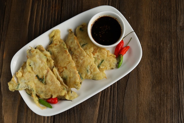 Tempe Mendoan è il cibo tradizionale indonesiano Tempeh fritto servito in un piatto bianco