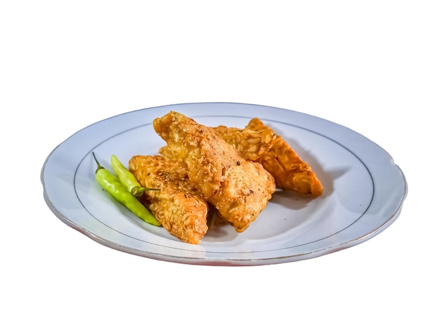 Tempe mendoan Il tempeh fritto triangolare avvolto in farina di frumento produce un gusto saporito