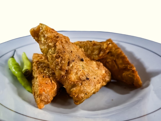 Tempe mendoan Il tempeh fritto triangolare avvolto in farina di frumento produce un gusto saporito