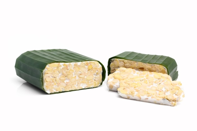 Tempe o tempeh isolati su sfondo bianco