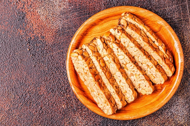 Tempeh crudo fresco affettato, cibo tradizionale indonesiano a base di semi di soia.