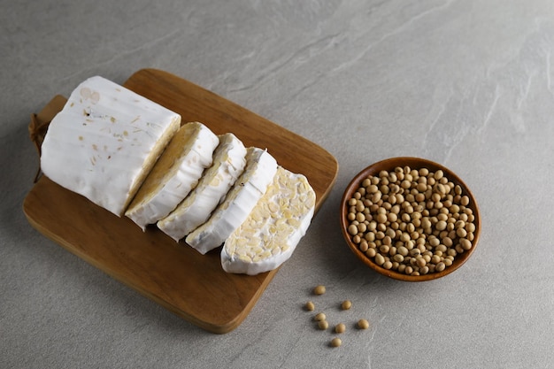 Tempeh crudo o Tempe a base di semi di soia fermentati Tempeh Fette tagliate con il coltello