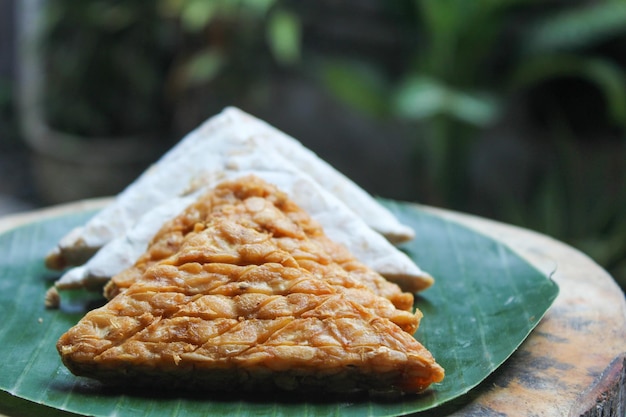 Tempeh fritto affettato e semi di soia fermentati