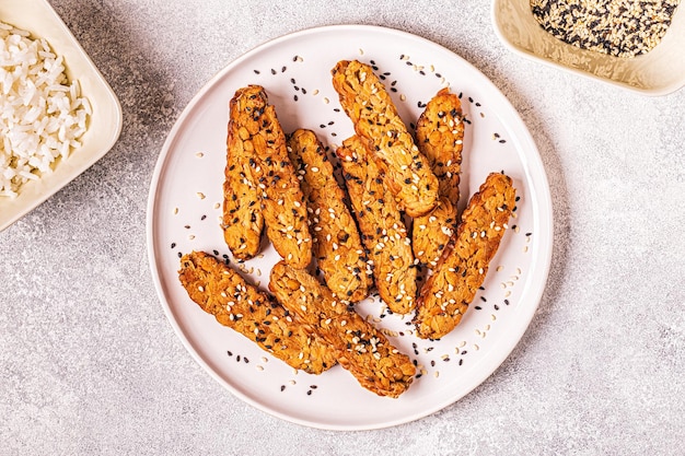 Tempeh fritto con semi di sesamo, cucina tradizionale indonesiana.