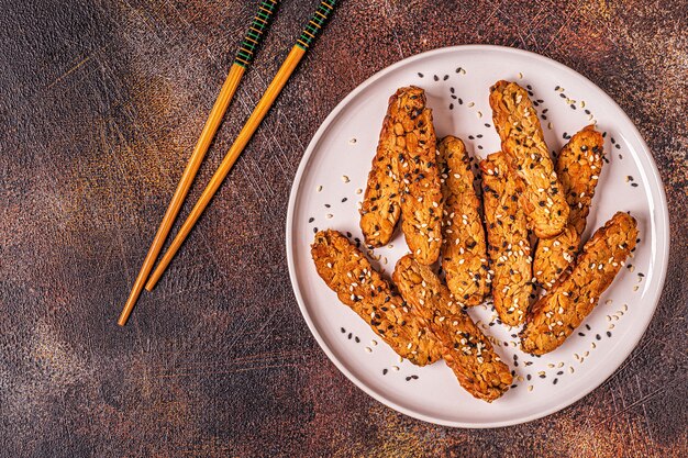 Tempeh fritto con semi di sesamo, cucina tradizionale indonesiana.