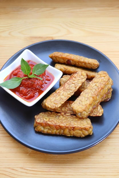 Tempeh fritto in padella con salsa marinara fatta in casa un piatto sano di alimenti integrali a base vegetale