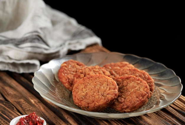 Tempeh fritto su tavolo di legno