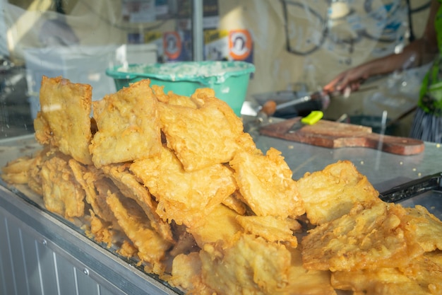 Tempeh fritto su vassoio da portata in tavola