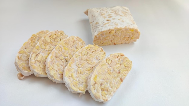 Tempeh indonesiano su sfondo bianco