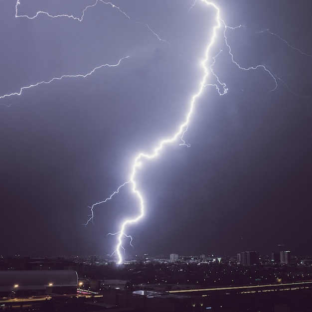 Tempesta di fulmini sulla città di notte.