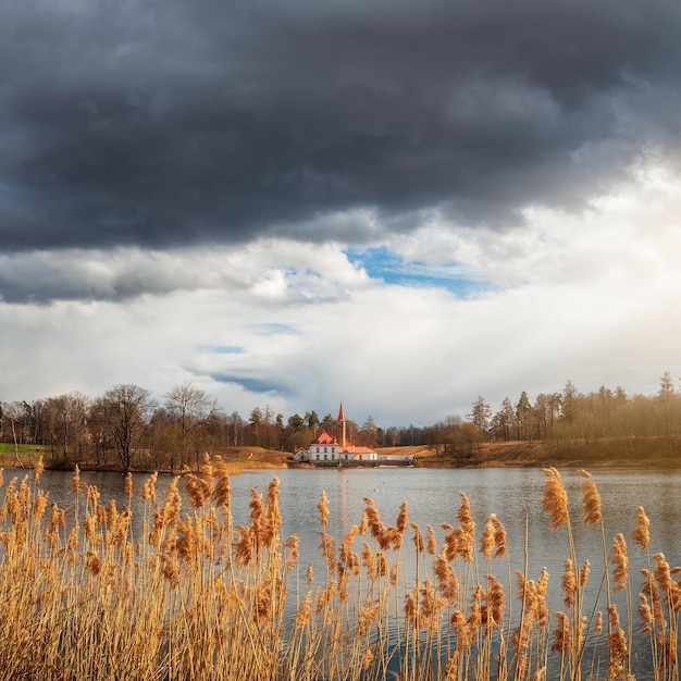 Tempesta di maggio presso l'antico castello maltese Paesaggio soleggiato primaverile nell'antica città russa di Gatchina, Russia