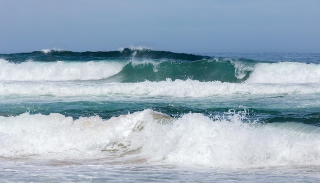 Tempesta di mare con schiuma e schizzi. Vista dalla spiaggia.