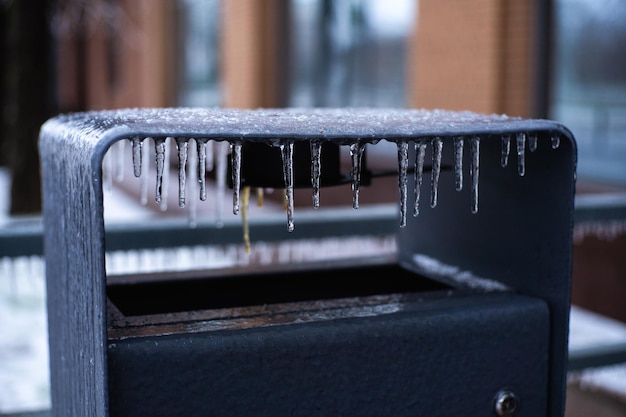 Tempesta di neve di ghiaccio invernale a Lviv in Ucraina I ghiaccioli si stanno formando dalla pioggia gelata Scena invernale Disastro naturale