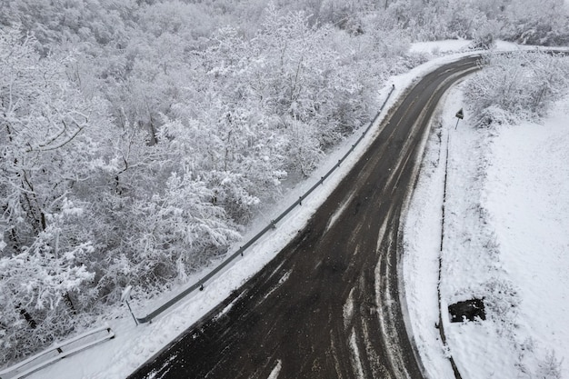 Tempesta di neve invernale su Castelletto Vernasca Piacenza Italia ricoperta di veduta aerea del drone di neve