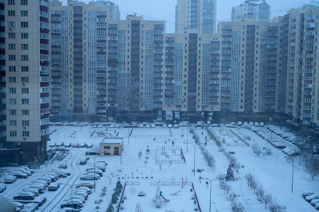 Tempesta di neve sulla città. Sta nevicando in città