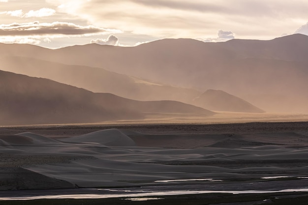 tempesta di polvere in Tibet al tramonto. Tempesta di sabbia
