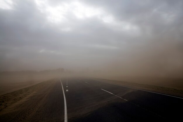 tempesta di sabbia e strada