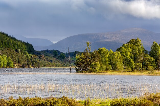 Tempesta in arrivo a Loch Garten in Scozia