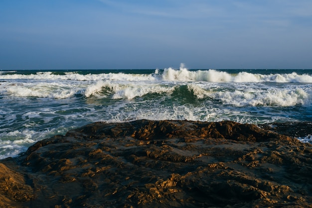 tempesta in mare con forti onde in una giornata nuvolosa