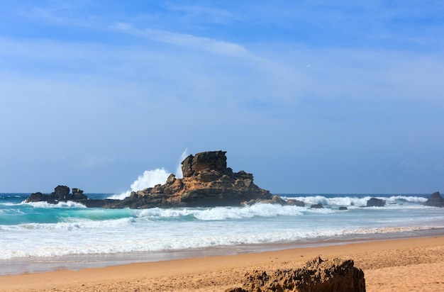 Tempesta sulla spiaggia di Cordoama (Algarve, Portogallo).