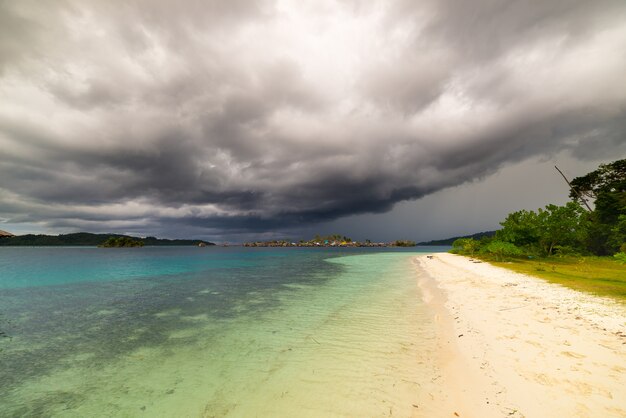 Tempesta tropicale al largo sulla costa indonesiana