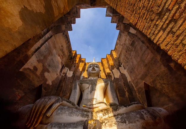 Tempio antico di Chum di Si di statua della statua di Buddha (albero di Phra Achana Wat Si), parco storico di Sukhothai, Tailandia