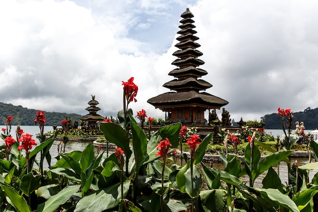 Tempio balinese sul lago, fiori intorno.