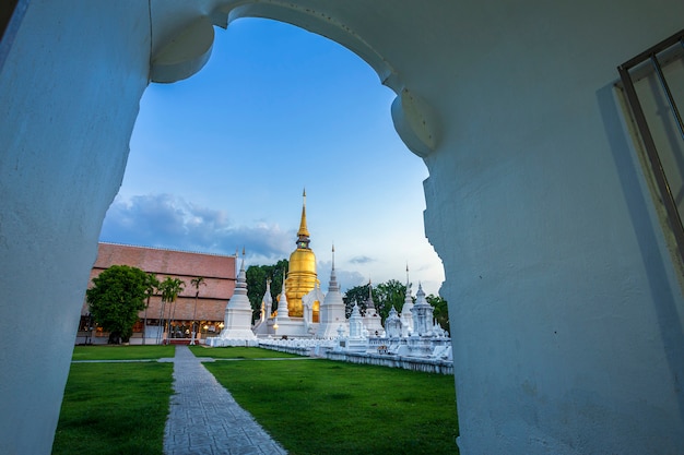 Tempio buddista in una città tailandese