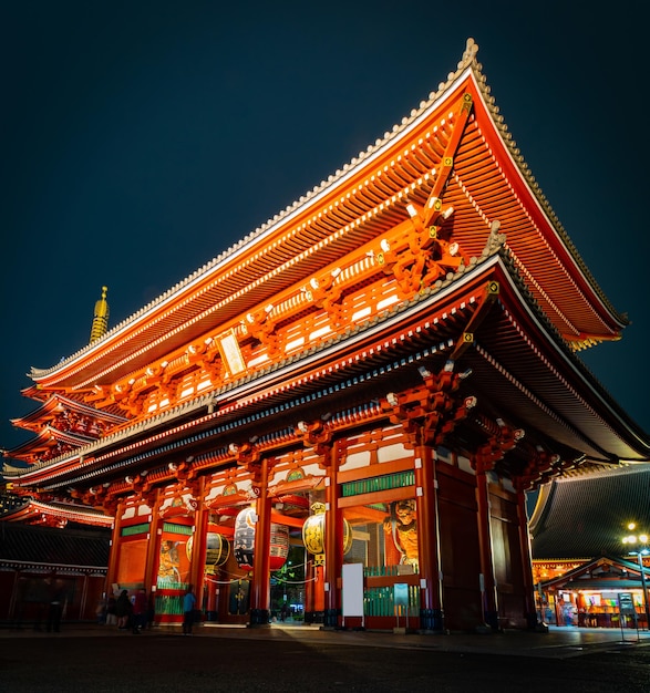 Tempio buddista Senso-ji illuminato ad Asakusa di notte