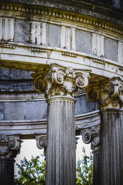 tempio, colonne in stile greco, capitelli corinzi in un parco