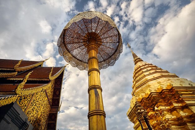 Tempio d'oro contro il cielo blu in Thailandia