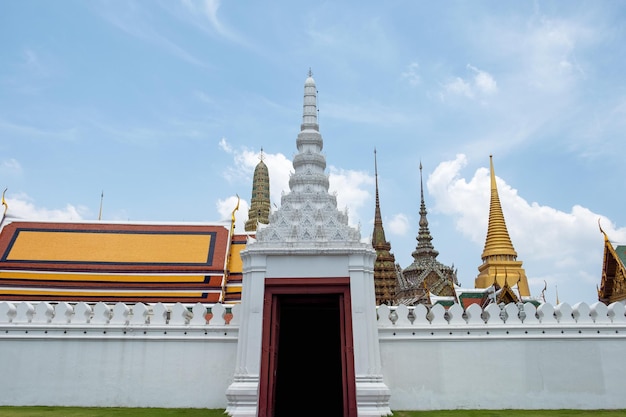 Tempio del Buddha di Smeraldo Wat Phra Kaew Wat Phra Si Rattana Satsadaram Architettura della pagoda della chiesa del cancello e parete del tempio siamese di Bangkok