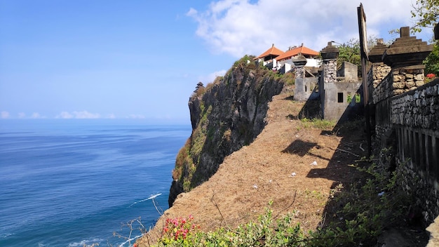 Tempio del mare indù balinese situato a Uluwatu