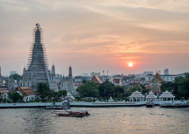 Tempio dell'alba pagoda principale lato del fiume Chaophraya sotto il cielo serale crepuscolare a Bangkok in Thailandia