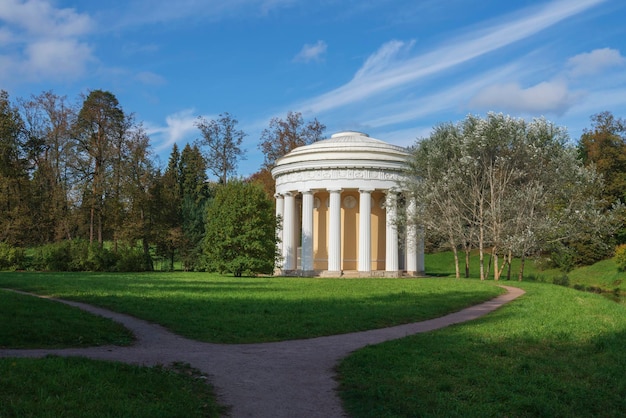 Tempio dell'amicizia sulla riva del fiume Slavyanka nel Parco Pavlovsky San Pietroburgo Russia
