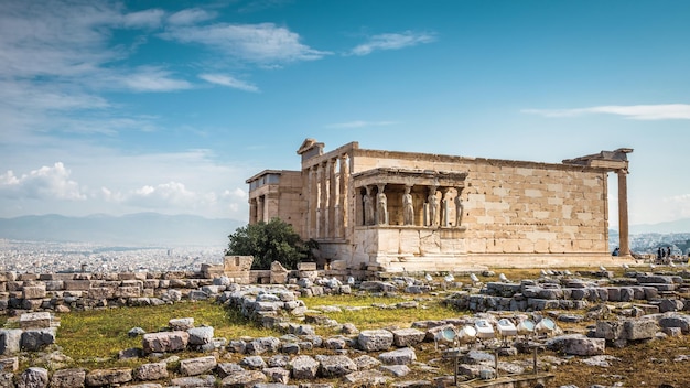 Tempio dell'Eretteo con portico cariatide sull'Acropoli di Atene Grecia